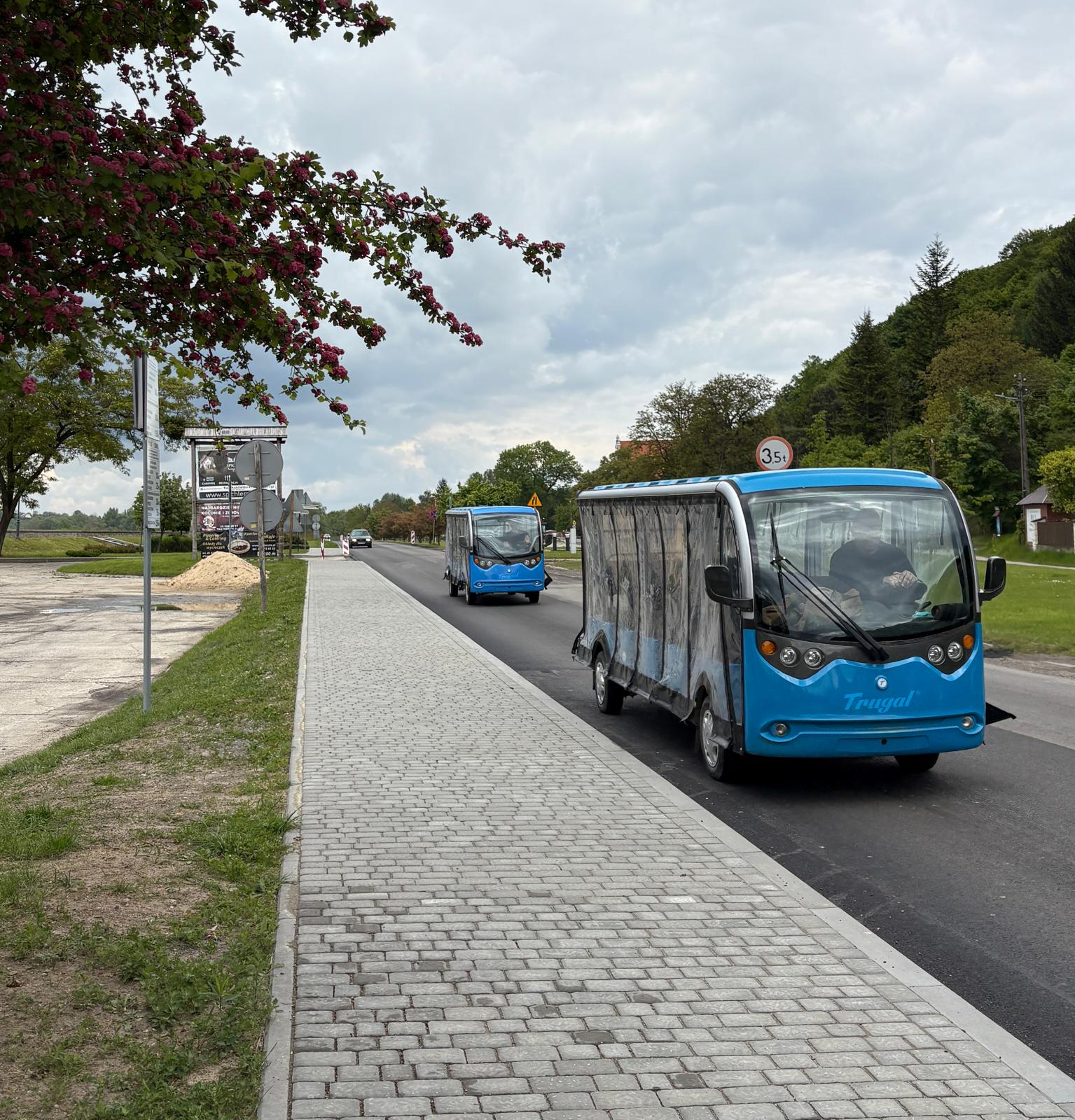 Niebieskie Ekobusiki jadące ulicą w Kazimierzu Dolnym podczas wycieczki z przewodnikiem