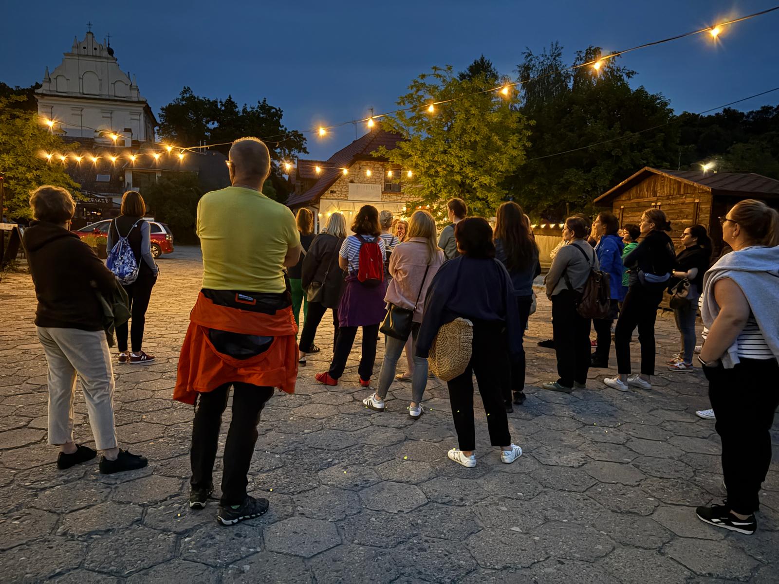 Turyści na Małym Rynku podczas Nocnego Zwiedzania Kazimierza Dolnego