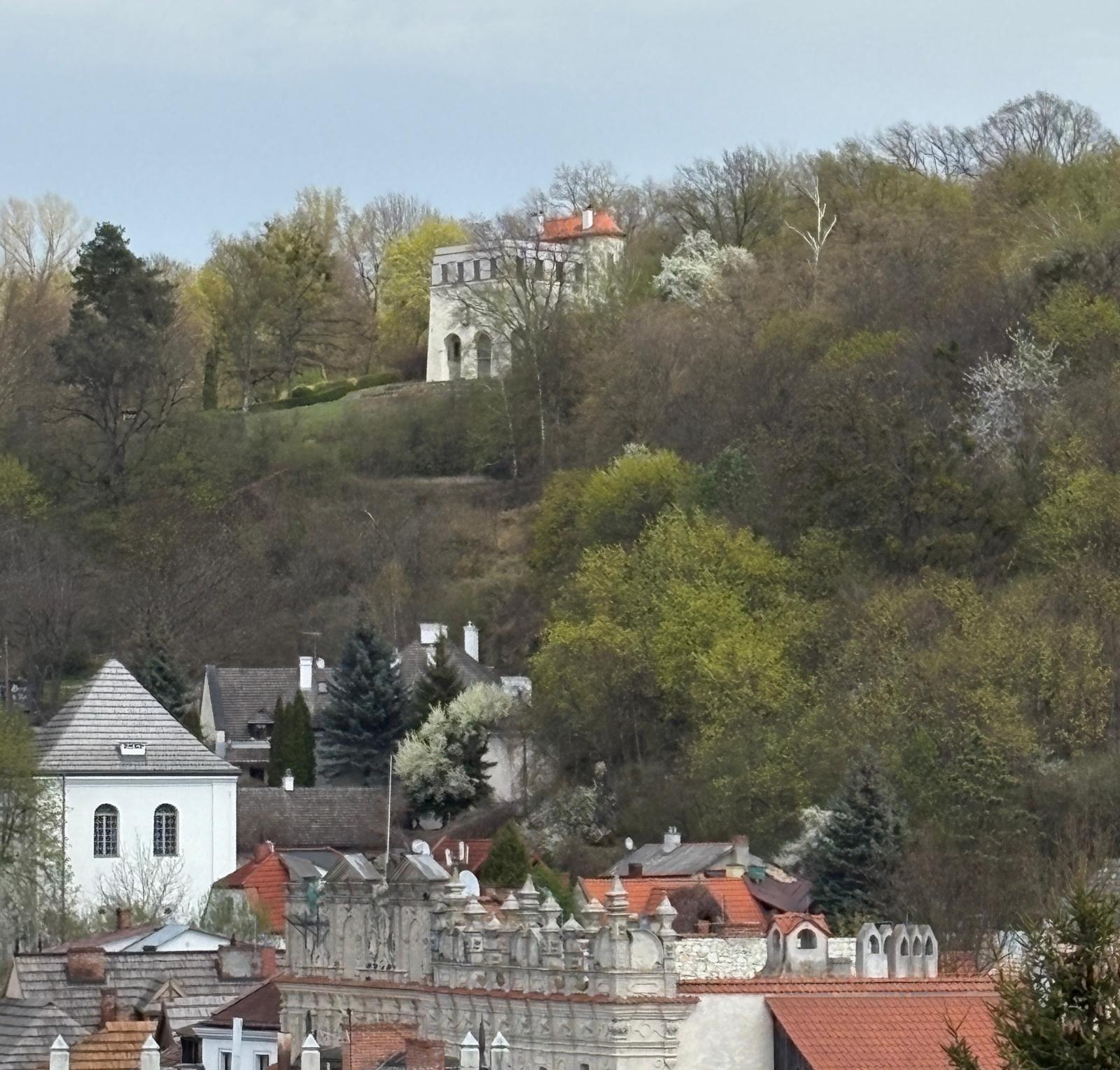 Panorama Kazimierza Dolnego z widokiem na willę Tadeusza Pruszkowskiego na wzgórzu - miejsce, w którym artysta tworzył